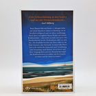 Ein Zitat von Axel Milberg oben. Darunter eine Beschreibung über Runa Hansen und ihre Herausforderungen an der Nordsee. Unten ein Küstenmotiv.