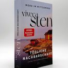 „Mord im Mittsommer“, „SPIGEL Bestseller-Autorin“, „Tödliche Nachbarschaft“. Küstenlandschaft mit roten Häusern.
