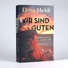 Buchtitel: "WIR SIND die GUTEN". Autor: Dora Heldt. Darunter steht "Karl Sönnigsens zweiter Fall". Küstenlandschaft bei Sonnenuntergang.