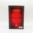 „Ein Toter ohne Kopf. Ein Artefakt ohne Gewissen. Ein Gegner ohne Gnade.“ Buchtitel-Rückseite mit rotem Hintergrund.