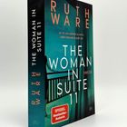 Buchtitel: "The Woman in Suite 11". Autor: "Ruth Ware". Satz: "Es ist ein Mörder im Hotel. Aber niemand glaubt dir."