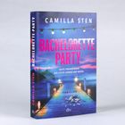 Titel "Bachelorette Party" in Pink, darüber "Camilla Sten". Ein beleuchteter Steg bei Sonnenuntergang. Darunter "Thriller".
