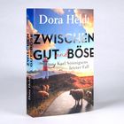 „Zwischen Gut und Böse. Karl Sönnigsens letzter Fall“ von Dora Heldt. Ein Leuchtturm in einer ländlichen Landschaft.