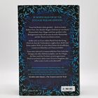 ER WÜRDE ALLES FÜR SIE TUN. DOCH SIE MUSS IHN VERRATEN. Hintergrund: Dunkle Pflanzenranken in Blau und Türkis.