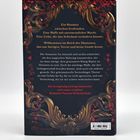 Ein Bündnis zwischen Erzfeinden. Eine Waffe mit unermesslicher Macht. Dekorative, geschwungene Ornamente und rote Blätter.