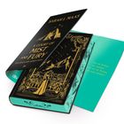 „Sarah J. Maas, A Court of Mist and Fury, Das Reich der sieben Höfe.“ Eine Frau schaut auf Berge und Sterne.