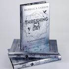 Das Buchcover zeigt Titel „Threshing Day“, Autor: Rebecca Yarros. Illustration mit Wolken und Drachen.