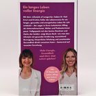 Ein langes Leben voller Energie. Mehr Energie, Gesundheit und Glow sind sofort spürbar! Mit 77 Hacks für jeden Alltag. Zwei Frauen.