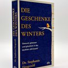 "DIE GESCHENKE DES WINTERS. Gesund, gelassen und glücklich in der dunklen Jahreszeit" von Dr. Stephanie Fitzgerald. Cover blau mit Vogel.