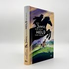 Buchtitel: "Der Junge, der kein Held sein wollte". Ein Junge auf einem Fahrrad, darüber ein Reiter auf einem Pferd.