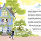 Hier kommt Milla. Ein blaues Haus mit Garten, Pflanzen an der Fassade. Figuren auf Balkon und Dach. Ein fröhliches Ambiente.