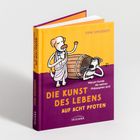 Buchtitel: "DIE KUNST DES LEBENS AUF ACHT PFOTEN". Illustration: Zwei Hunde, einer im Fass, einer hält eine Rede.