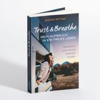 "Trust & Breathe: Mein Aufbruch in ein freies Leben. Vertrauen und innere Klarheit finden." Frau lächelt aus einem Van.
