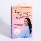 Buchcover: "Frei und trotzdem verbunden" von Linda-Marlen Leinweber. Frau in blauem Pullover vor pastellfarbenem Hintergrund.