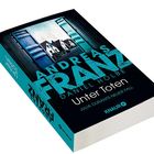 Buchcover: "Andreas Franz", "Daniel Holbe", "Unter Toten", "Julia Durants neuer Fall", "Knaur". Gebäude zwischen Containern.