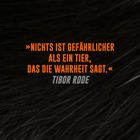 Zitat: „Nichts ist gefährlicher als ein Tier, das die Wahrheit sagt.“ - Tibor Rode. Hintergrund: Dunkle Fellstruktur.