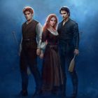 Drei Personen in historischen Kostümen stehen nebeneinander, zwei Männer und eine Frau, alle mit Paddeln in der Hand.