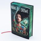 NIKKI ST. CROWE, WEST OF WICKED, Great and Terrible Land 1. Eine Frau vor mystischem Hintergrund mit Schloss und Blumen.
