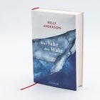 "Das Jahr der Wale" von Kelly Anderson. Cover zeigt einen stilisierten Wal in Blau mit einem roten Lesebändchen.