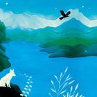 Ein Gemälde zeigt einen See, umgeben von Bergen. Ein weißer Fuchs sitzt links, ein schwarzer Vogel fliegt oben.