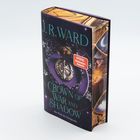 Buch mit Titel "Crown of War and Shadow" von J. R. Ward. Aufkleber "SPIEGEL Bestseller-Autorin". Dunkles Cover mit mystischem Design.