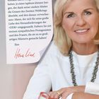 Ein freundlicher Text mit einer Unterschrift von Hera Lind und einer lächelnden Frau in weißer Bluse mit Schmuck und Brille.