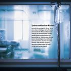 Text erklärt "Syndrom reaktionsloser Wachheit". Links unscharfe Person auf Krankenbett, rechts Infusionsständer.