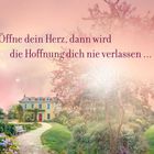 „Öffne dein Herz, dann wird die Hoffnung dich nie verlassen …“ Ein Weg führt zu einem Haus in einem blühenden Garten.