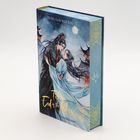 Ein Buch mit dem Titel "Till the End of the Moon". Illustration: Zwei Personen in traditionellen Gewändern umarmen sich.