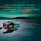 KNALLHART. DÜSTER. EISKALT. Ein Haus am gefrorenen See in winterlicher Landschaft bei Dämmerung.