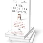 Titel: "Eine Frage der Relevanz". Untertitel: "Was uns im Zeitalter von KI menschlich und unersetzlich macht". Autoren: Markus Hofmann, Carl Naughton. Cover mit einem Stuhl.
