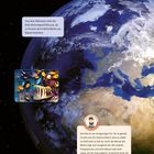 Text oben: "Aus dem Weltraum sieht die Erde überwiegend blau aus, da 70 Prozent der Erdoberfläche aus Wasser bestehen."

Text unten: "Die Erde ist ein einzigartiger Ort. Sie ist gerade so weit von der Sonne entfernt, dass es weder zu heiß noch zu kalt ist. Auch das Wasser der Meere trägt zum Ausgleich bei. Bei anderen Temperaturen und ohne Wasser wäre kein Leben auf der Erde möglich. Zusätzlich wirkt die Atmosphäre, eine Luftschicht um die Erde, als Hitzeschild und schützt uns vor Meteoriten."

Bild zeigt die Erde aus dem Weltraum mit einem Fischbild und ein Naturkundler-Icon.