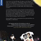 Titel: VON DER RAUMZEIT ZUM QUANTENREICH. Text beschreibt eine Graphic Novel über Quantenphysik im Alltag. Illustrationen: bunte Figuren, T-Shirt mit Aufdruck.