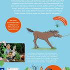 "Große Aufregung auf der kleinen Farm: Es geht mit Charlie zur Fohlenschau! Das wollen sich die Katzen Jack und Lotti auf keinen Fall entgehen lassen und hüpfen unbemerkt in den Pferdeanhänger, mit dem Judith den kleinen Charlie zu seinem großen Auftritt vor Publikum bringt. Jack und Lotti sind so begeistert von dem bunten Treiben auf der Schau, dass sie die Abfahrt verpassen und allein nach Hause finden müssen. Wird es wieder ein Happy End für alle geben?"

Illustration: Ein erschrockenes Pferd mit einem Fallschirm, zwei Insekten mit Schirmen, eine Frau in einem Garten, bunte Blumen.