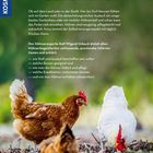 Text: "Der Traum von eigenen Hühnern". Zwei Hühner auf grasigem Boden, der Hintergrund ist unscharf grün.