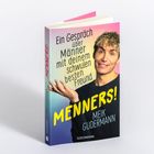 Oben steht in großen pinken Buchstaben: "I'M HERE to help". Darunter ein Zitat: "Du brauchst keinen Mann, um vollständig zu sein – aber manchmal brauchst du einen schwulen besten Freund, der dich daran erinnert." Unten steht: "Also mach's dir gemütlich, bestell dir 'nen Drink – und lass uns über Männers sprechen!" Hintergrund: Farbverlauf von rosa nach blau.