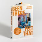 "BEEN THERE, FELT THAT", Vanessa Sielmann. Drei Frauen freundlich im Gespräch. Orange Schrift. Goldmann Verlag.