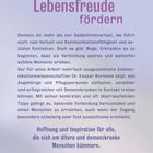 Text: "Verbunden bleiben und Lebensfreude fördern". Hintergrund in einem sanften Lila.