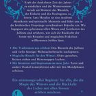 Titel: Eine Reise durch den Zauber des Winters. Blaue Illustrationen von Kränzen, einem Ziegenbock und einem Krug.