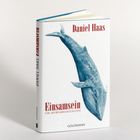 Auf dem Buchcover steht: "Daniel Haas", "Einsamsein - Eine Befreiungsgeschichte". Eine Illustration zeigt einen blauen Wal.