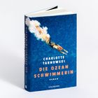 Titel: "Die Ozeanschwimmerin" von Charlotte Tarnowski. Illustration: Taucherin im blauen Wasser.