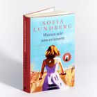 „SOFIA LUNDBERG“, „Woran wir uns erinnern“. Frau in violettem Kleid auf einem Fahrrad, landschaftlicher Hintergrund.