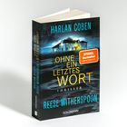 „Ohne ein letztes Wort“ von Harlan Coben, Spiegel Bestseller, Thriller. Ein beleuchtetes Haus am Wasser.