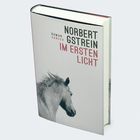 NORBERT GSTREIN, IM ERSTEN LICHT. Schwarz-weiße Illustration eines Pferdes auf dem Buchcover.
