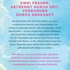 Zwei Frauen, getrennt durch Zeit, verbunden durch Herkunft. Darstellung einer Landschaft mit blauem Himmel und Wolken.
