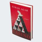 „CIHAN ACAR“, „CASINO“, „ROMAN“. Roter Hardcover-Einband mit einem Kartenhaus und Origami-Vogel.