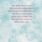 Zitat über das Betreten einer Gefahrenzone von Mo, in bordeauxroter Schrift auf bläulich-weißem Aquarellhintergrund.