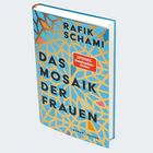 Text: "Rafik Schami, Das Mosaik der Frauen, SPIEGEL Bestseller-Autor, Roman, Hanser".  
Buchcover mit farbigem Mosaikmuster.
