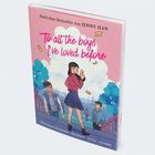 Buchcover mit dem Text: "To all the boys I've loved before". Illustration von Jugendlichen auf einer Treppe und im Hintergrund.
