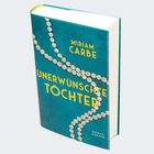 „Miriam Carbe: Unerwünschte Töchter“, türkisfarbener Buchumschlag mit Perlenketten-Design, „Roman Hanser“.